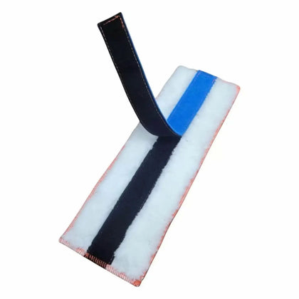 Weißes mikrofasermopkopf mit schwarzen und blauen streifen in langlebiger stoffausführung für effektive reinigung