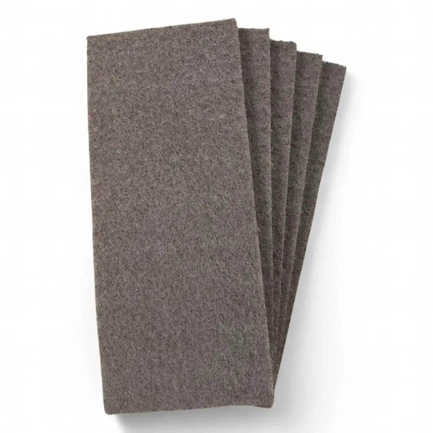 Set aus fünf dunkelgrauen scheuerpads mit texturierter faseroberfläche für maykker walnuss einwascher bezug