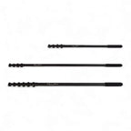 Drei schwarze ausziehbare carbonfaser kamera-stative mit texturierten griffenden und milury branding