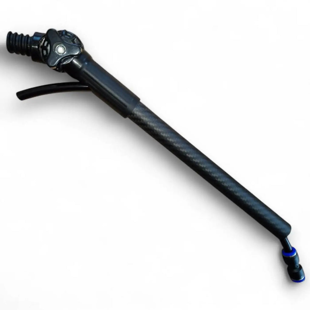 Schwarzer carbon-teleskopstange mit texturiertem griff und blau akzentuierten fittings milury winkel-adapter carbon
