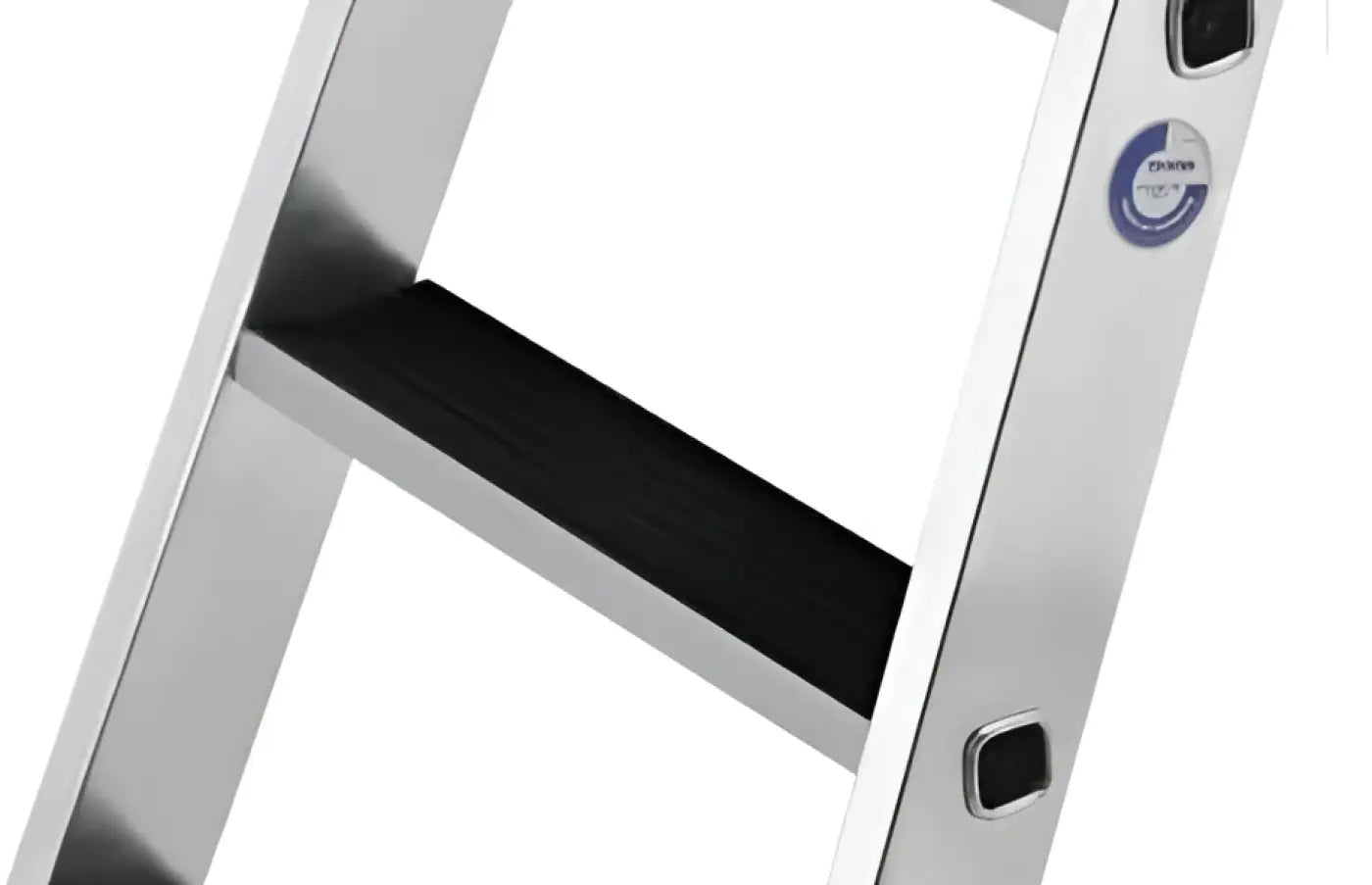 Silberne aluminiumleiter mit schwarzen gummierten trittflächen für die fahrbare platformleiter von munk
