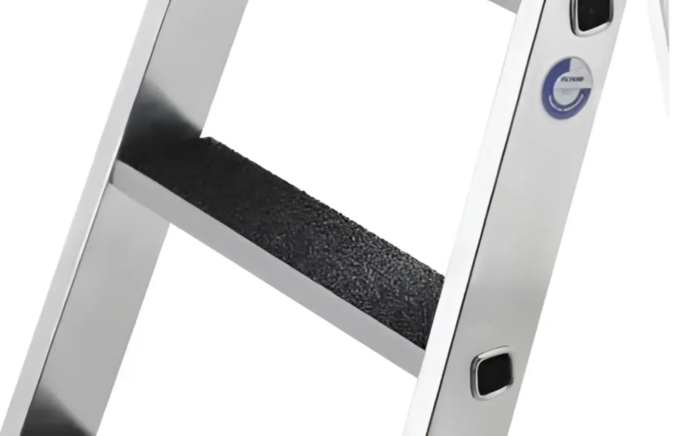 Silberne aluminiumleiter mit schwarzen gummierten stufenpads im munk nachrüstsatz clip-step r13 für fahrbare plattformleiter