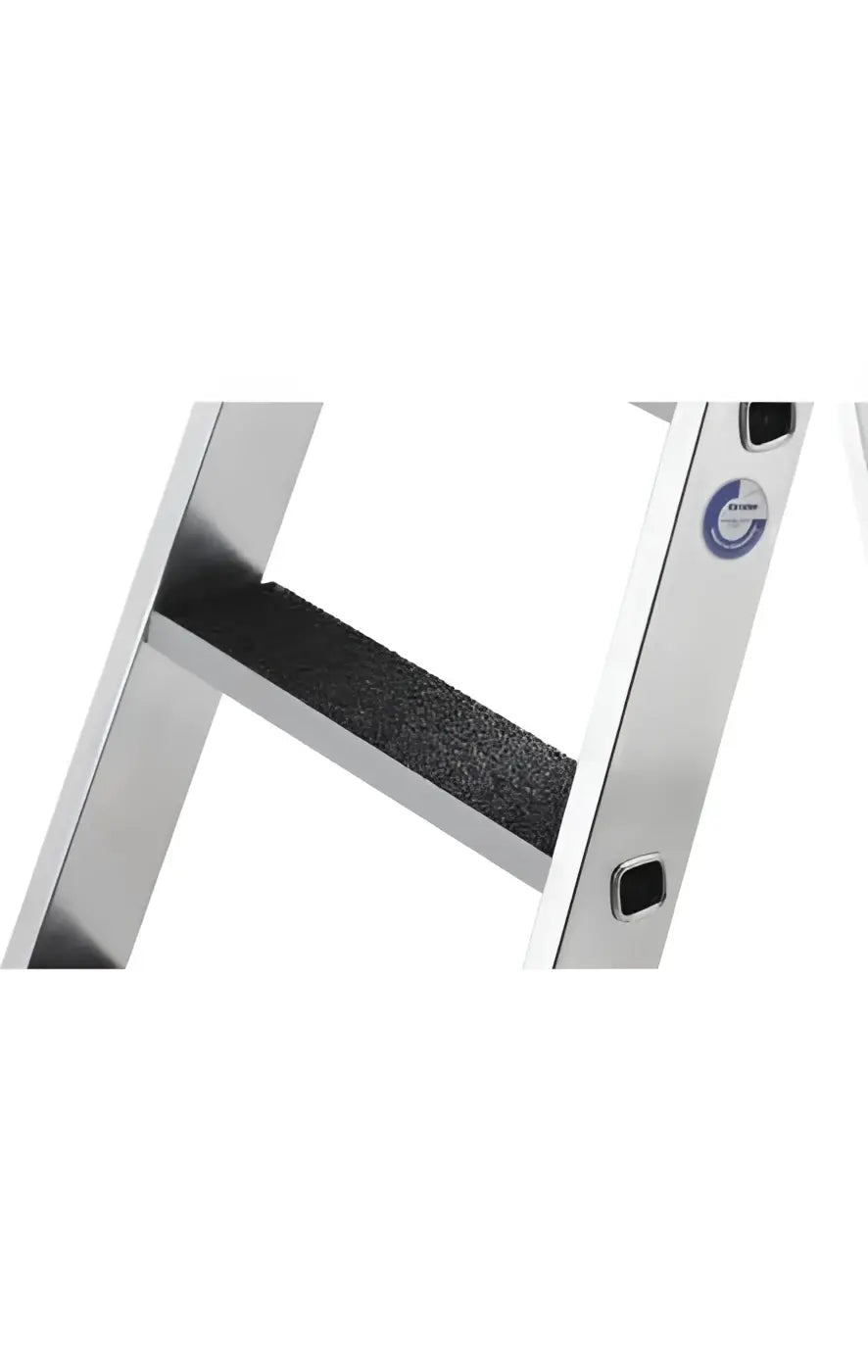 Silberne aluminiumleiter mit schwarzen gummierten stufen clip-step r13 nachrüstsatz für plattformleiter von munk