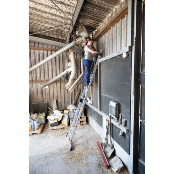 MUNK Steigtechnik Stufen-Anlegeleiter mit Standard-Traverse.