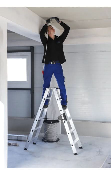 MUNK Steigtechnik Stufen-Stehleiter beidseitig begehbar.