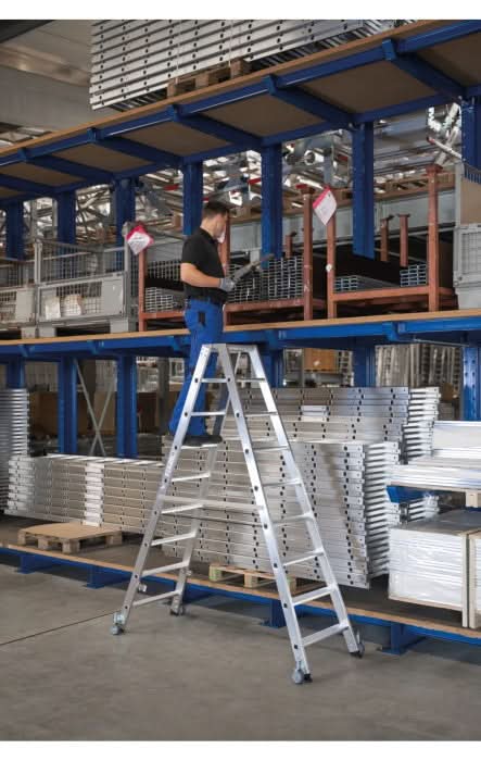MUNK Steigtechnik Stufen-Stehleiter beidseitig begehbar mit Rollen.