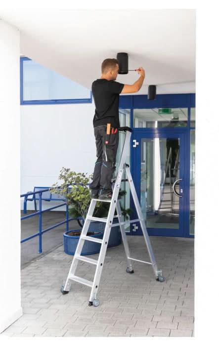 MUNK Günzburger Steigtechnik Stufen-Stehleiter einseitig begehbar mit Rollen.