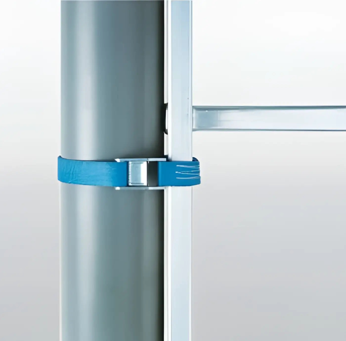 Munk zurrband mit klemmschloss blauer plastikspanngurt sichert metallrohr
