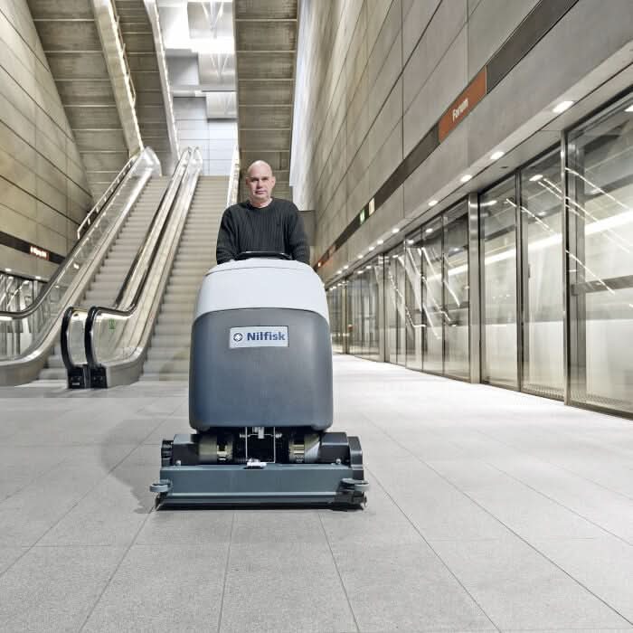 Nilfisk Scheuersaugmaschine BA851 inkl. Ladegerät.