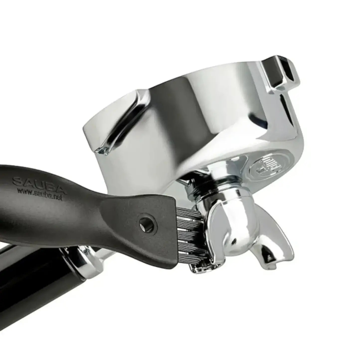 Chrome-finish metall portafilter mit schwarzem griff aus kunststoff und sauea branding für sauba siebträgerbürste siba ø 62mm