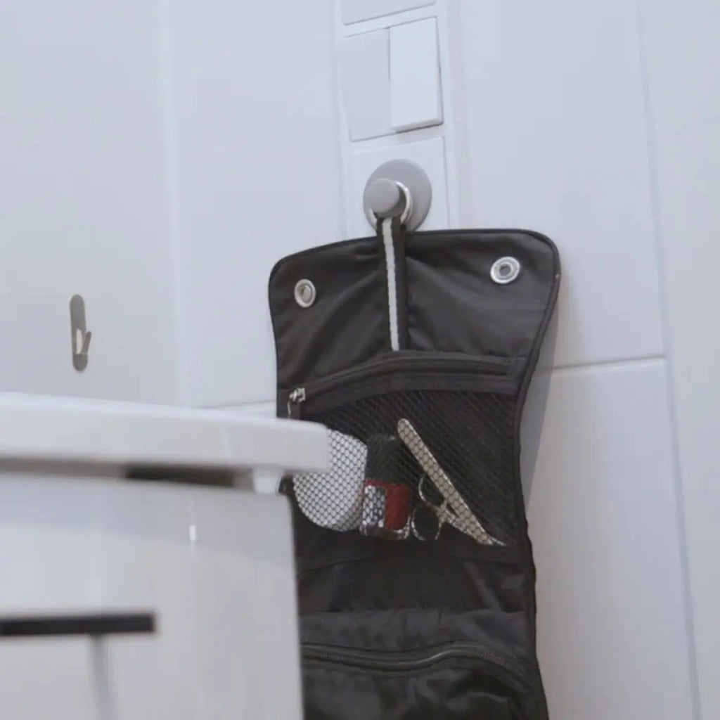 Schwarzer sauba steckdosenverschluss dodo stoff-organizer mit silbernen metallhaken und tasche mit nagelschere und nagellack