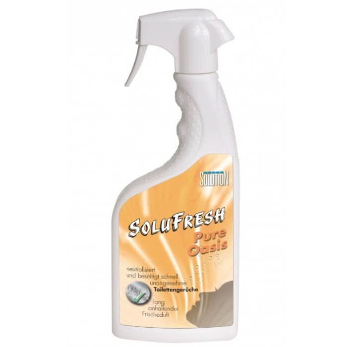 Weiße plastik-sprühflasche mit orange-beige etikett der marke solu fresh und der produktlinie pure oasis toilette