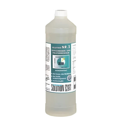 Eine klare kunststoffflasche mit weißem verschluss enthält solution nr. 2 teppichreiniger und polsterreiniger 1l mit transparenter flüssigkeit
