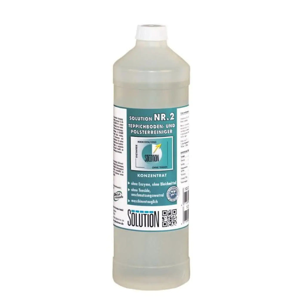 Eine klare plastikflasche mit weißem deckel enthält eine transparente reinigungslösung für teppiche und polster