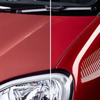 Glänzende rote motorhaube eines autos mit geschwungener form und chromakzenten neben sonax polish wax color 500ml