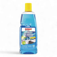 Blaues antifrost und klarsicht konzentrat von sonax in transparenter flasche mit gelbem verschluss citrus variant