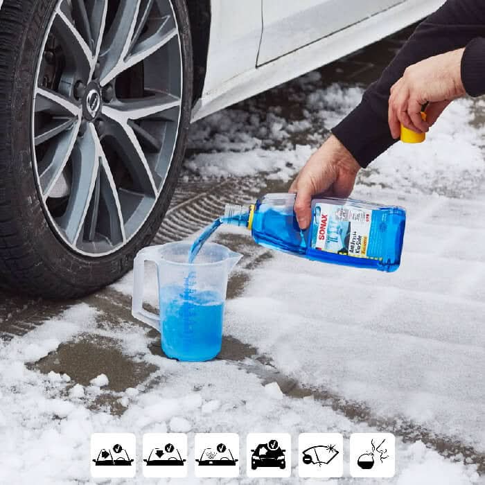 Blaues sonax auto wash flüssigseife in transparenter flasche mit gelbem verschluss für fahrzeugreinigung