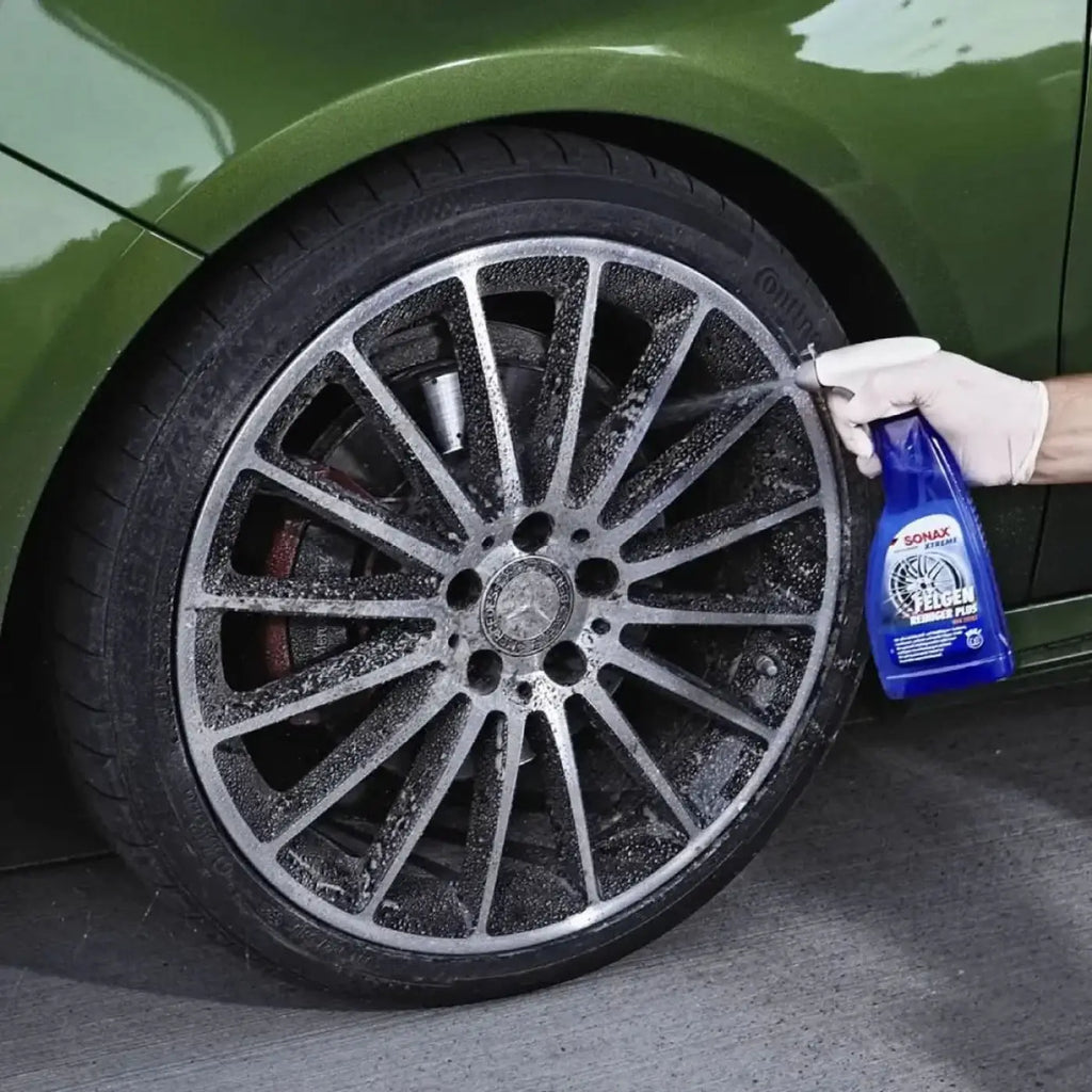Blauer sonax xtreme felgenreiniger plus 750ml spray zur reinigung von silbernen aluminiumfelgen