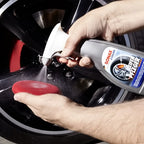 Sonax extreme reifenpfleger matteffect 500ml sprayflasche grau und weiß mit rotem reinigungspad in hand