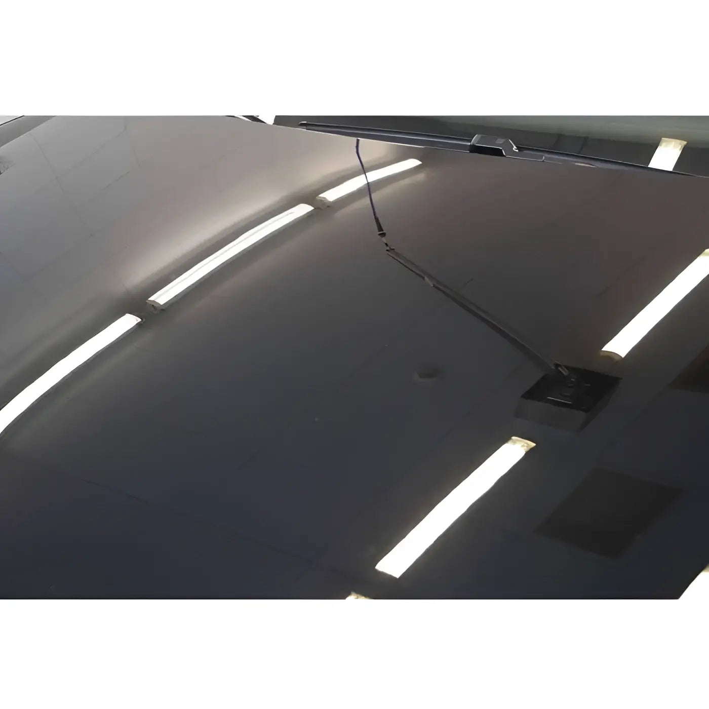 Schwarze autowindschutzscheibe mit wischerarm und klinge, sonax xtreme richfoam shampoo 1l für gründliche reinigung