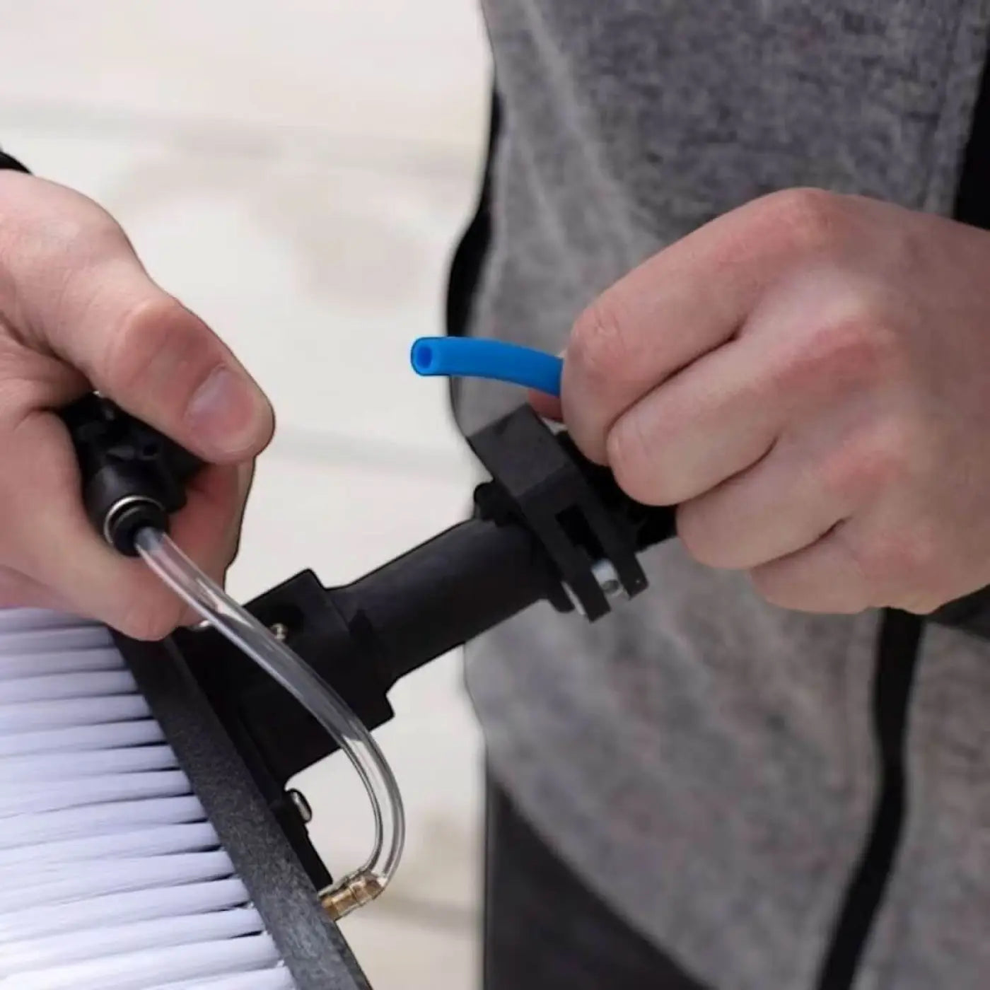 Teleskopstangenschlauch 50 meter mit schwarzem kunststoff luftfiltergehäuse, blauem schlauch und klarem schlauch angebracht