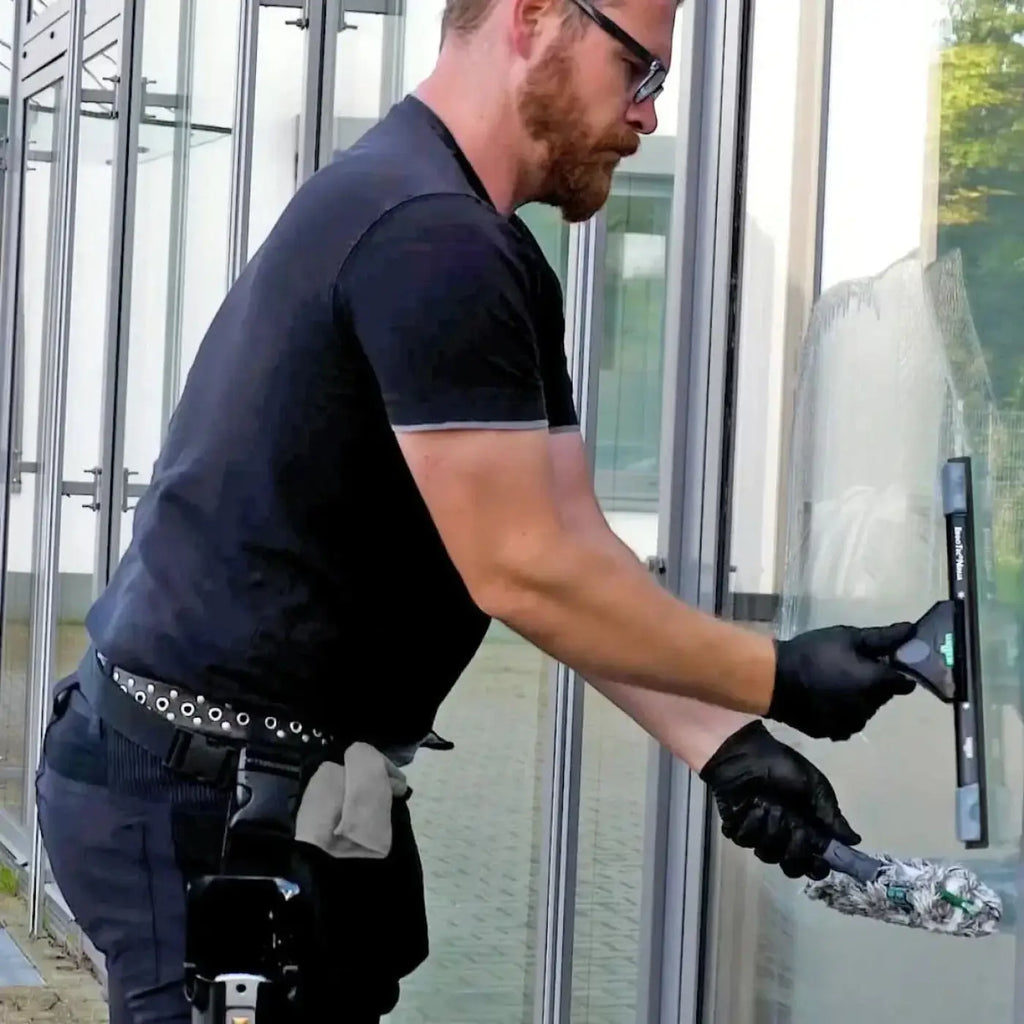Black gummisqueegee mit grauem griff und weißem mikrofasertuch im Unger AKN12 ErgoTec NINJA 4in1 fensterputzset