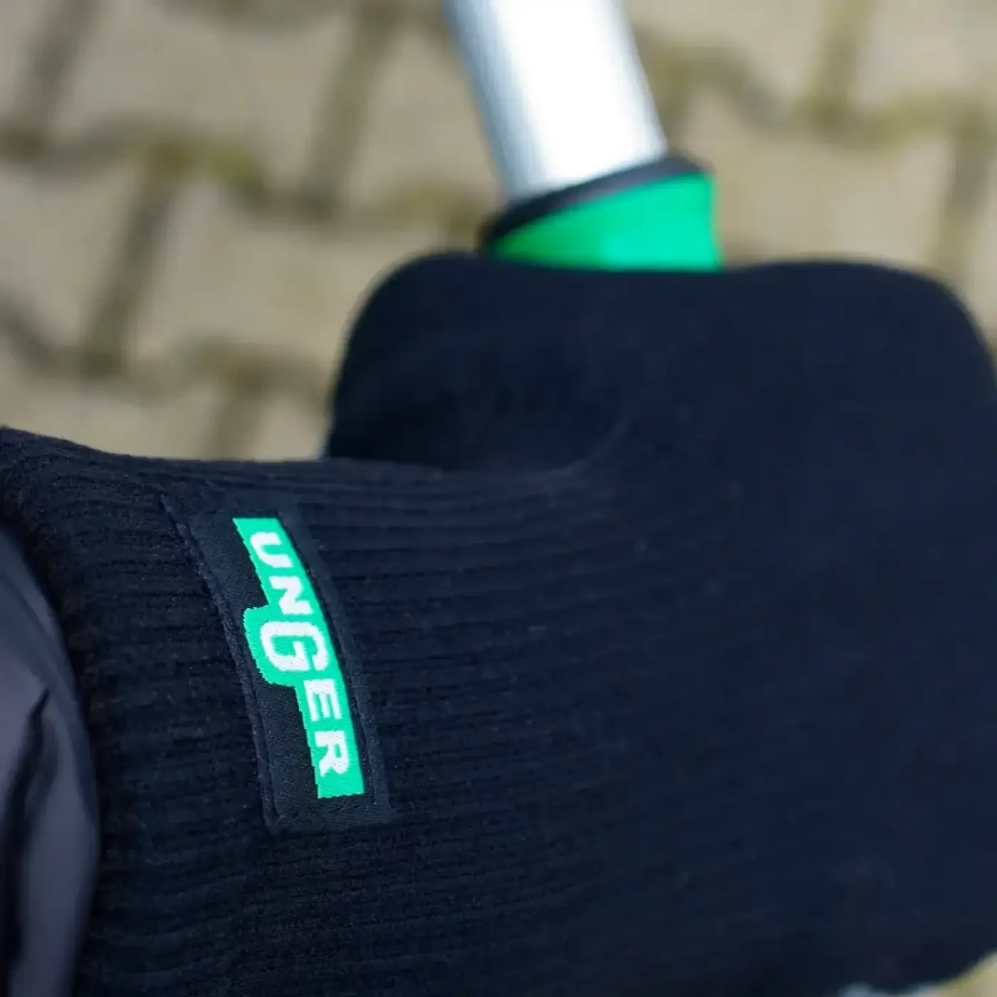 Schwarzer gestrickter unger ergoTec glasreinigungshandschuh mit grünem logo auf der rückseite