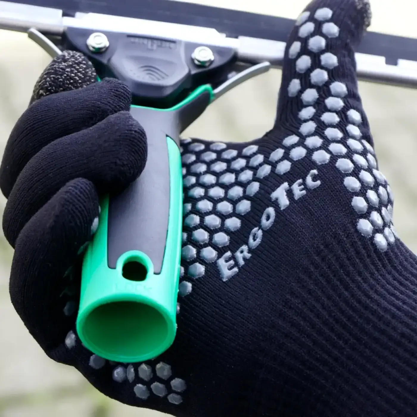 Schwarzer ergonomischer ung er ERgoTec glasreinigungshandschuh mit grauen hexagonalen griffpunkten und ergotec branding fürs sichere arbeiten