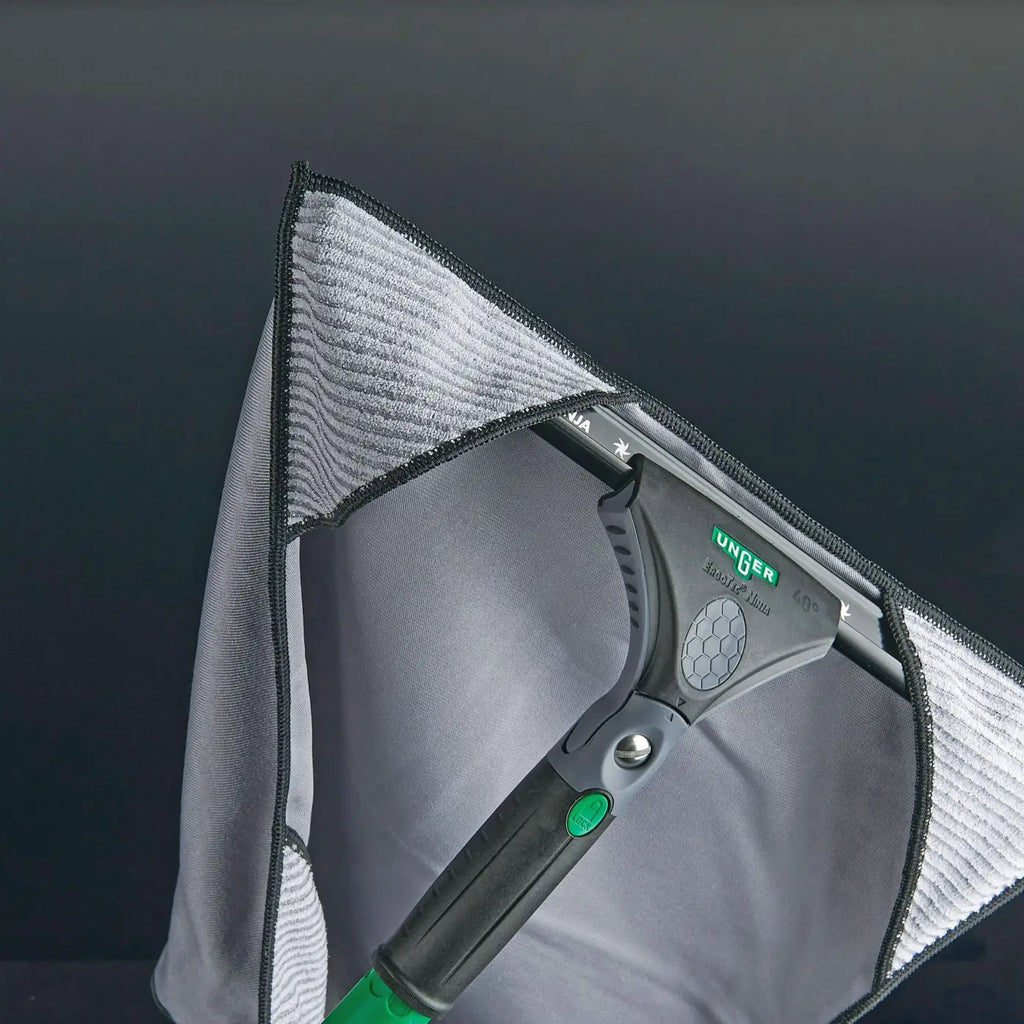 Graue mikrofaserscheibe mit schwarzem rand und grünen akzenten, ergonomischem griff und unger logo, unger ergotec ninja 6in1 kit