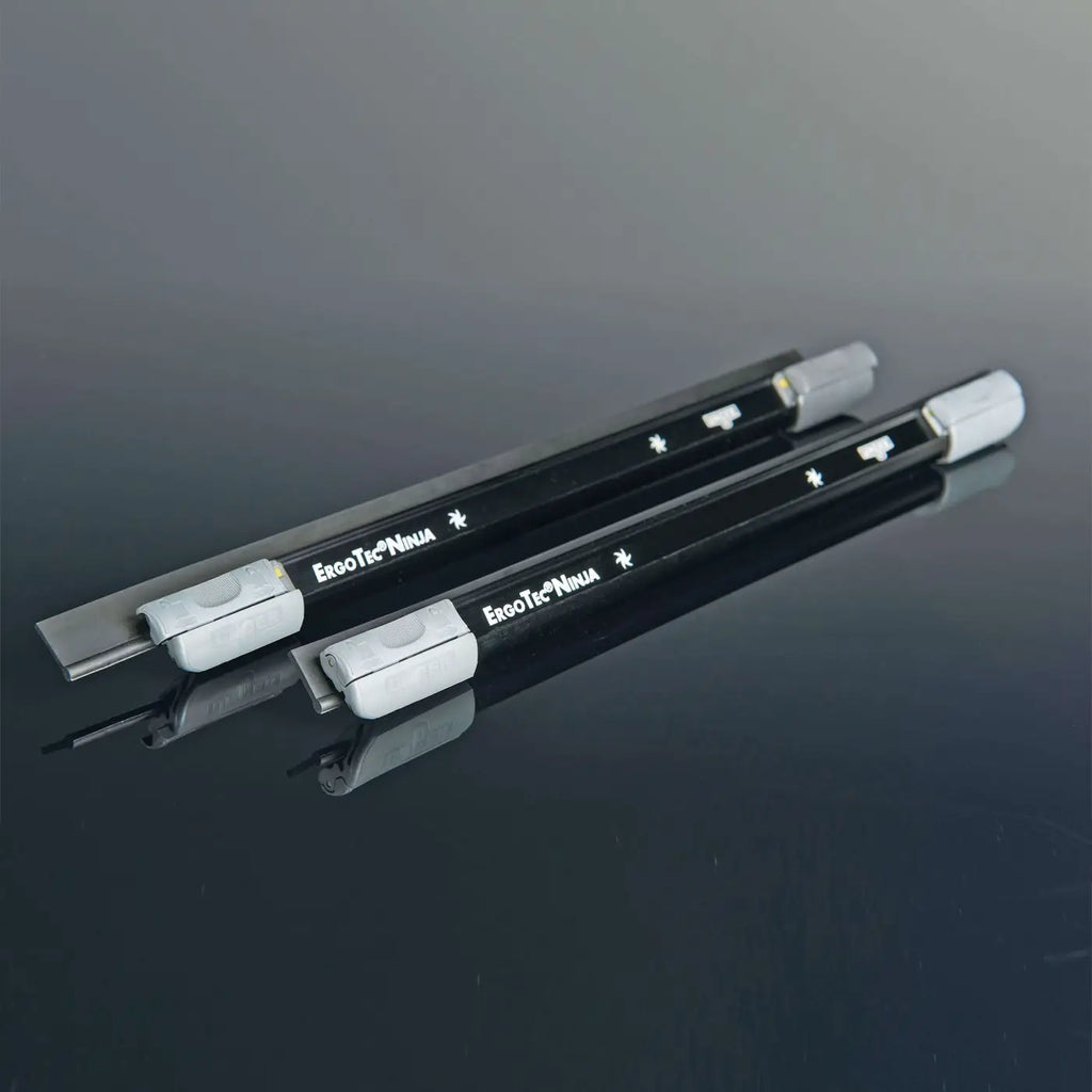 Schwarze unger ergotec ninja utility messer mit silberfarbenen griffen und klingen im akn14 6in1 komplettset