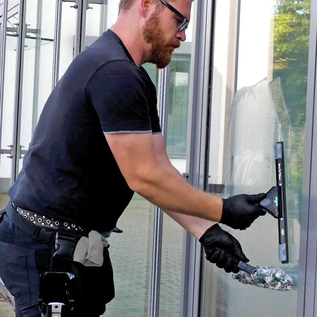 Schwarzer gummisauger mit grauem griff und grünem branding von unger ergotec ninja 6in1 komplettkit akn14