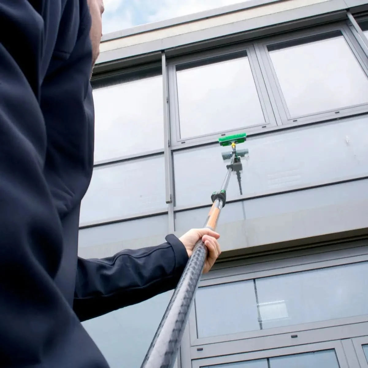 UNGER nLITE Halter mit Schrubbpad.