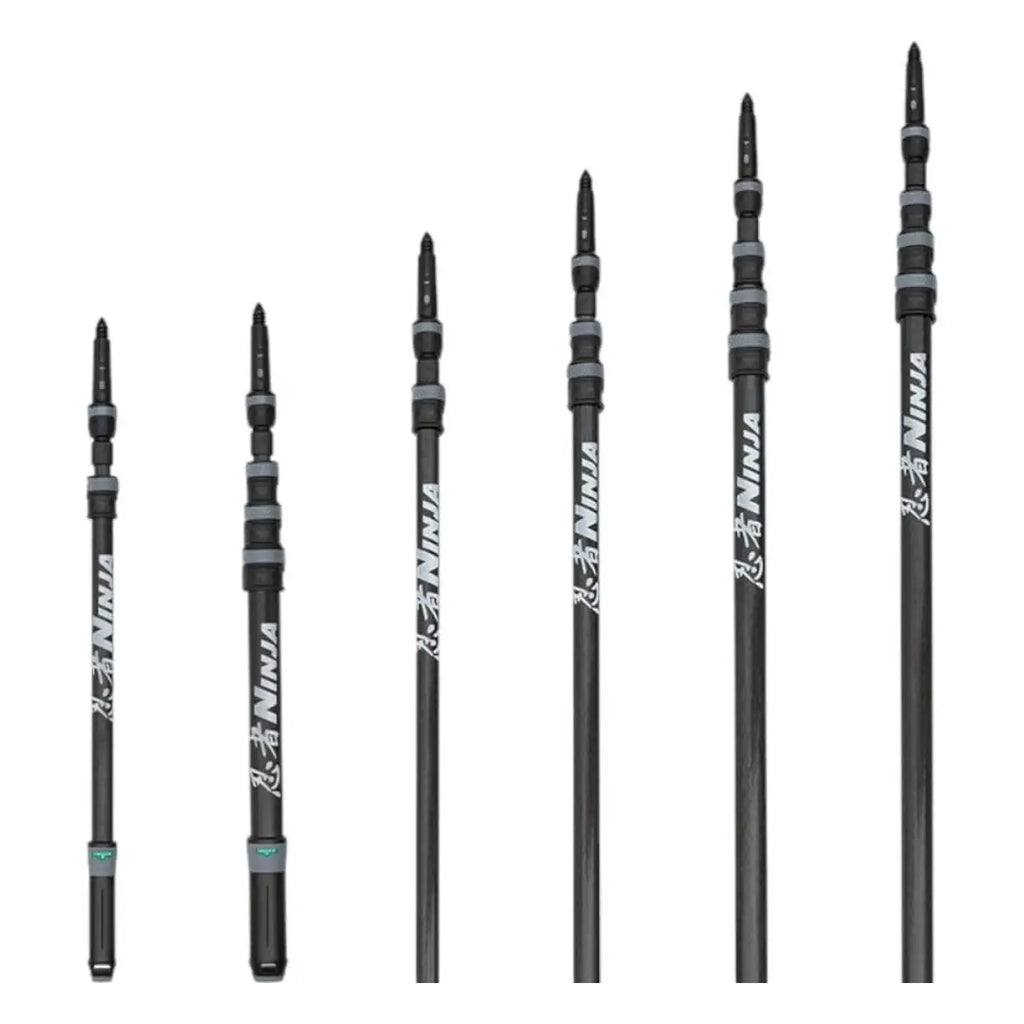 Schwarze ausziehbare carbon-teleskopstangen mit silbernem ninja-logo und grauen segmentverbindungen von unger