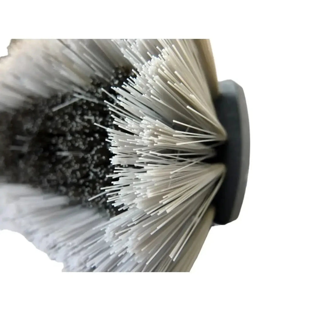 Nahaufnahme der unger nLITE power bürste komplett ungesplissen grau mit schwarzem griff und weißen borsten und grauer abrasive