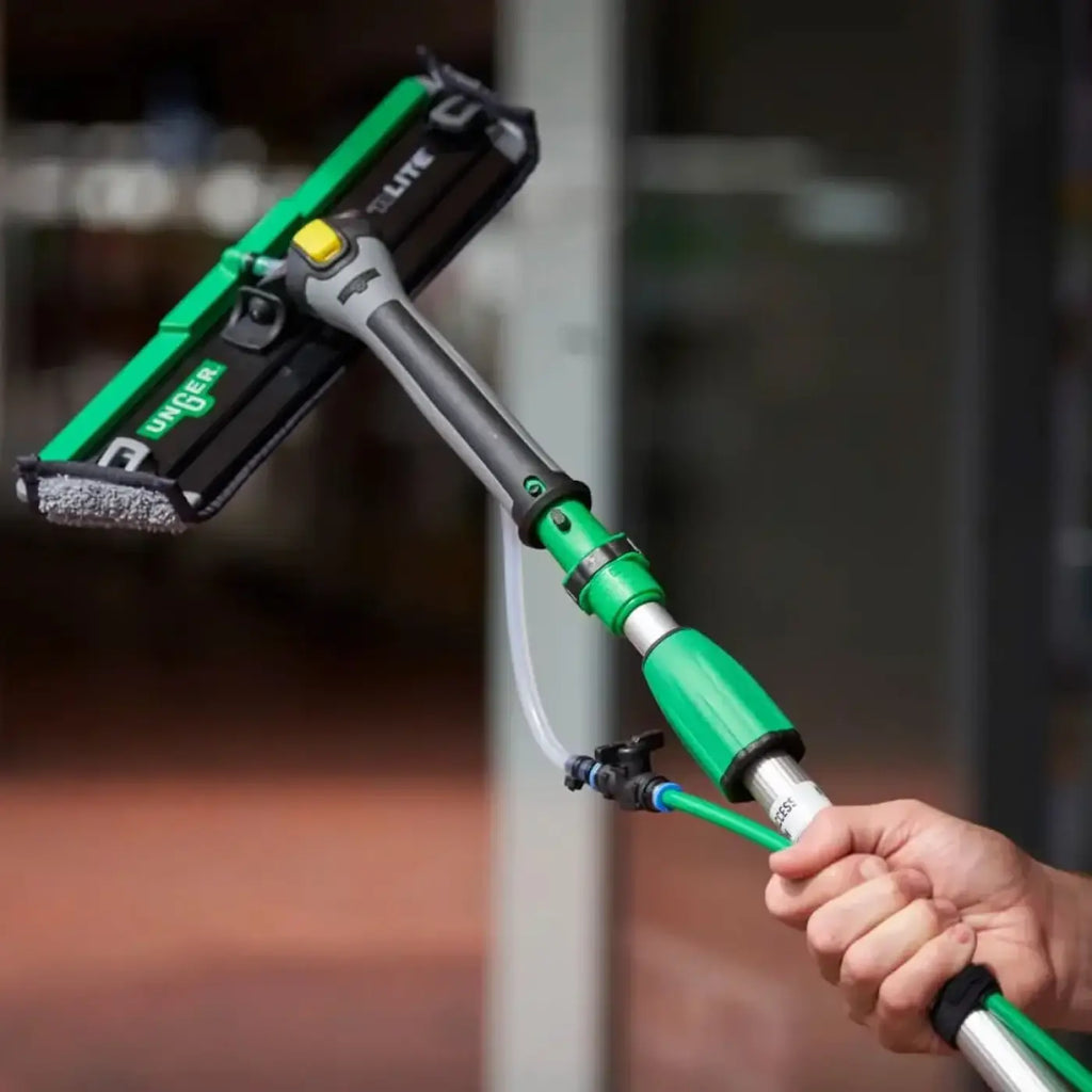 Unger nLite powerpad griff mit grünem und schwarzem teleskopfensterreinigungstool und mikrofasertuch