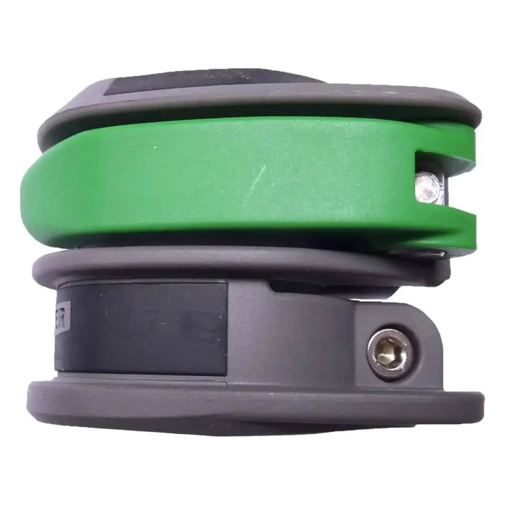 Grüner und grauer plastikclip mit silbernem knopf oben für unger nlite smart lock klammer