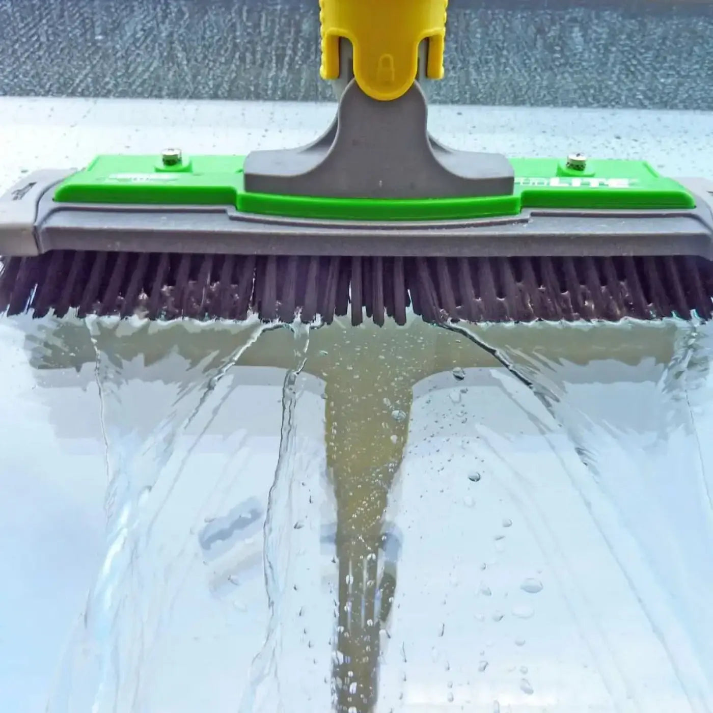 Unger nlite soft bürste nfs grün grauer squeegee mit gelbem griff und dunklen borsten für nassreinigung