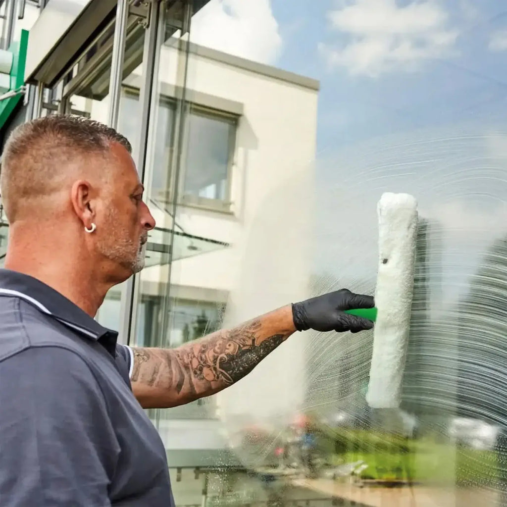 Weißer schaumüberzogener fensterreiniger-schwamm mit grünem griff im unger pro starter set 2in1 akg10 glasreiniger-set