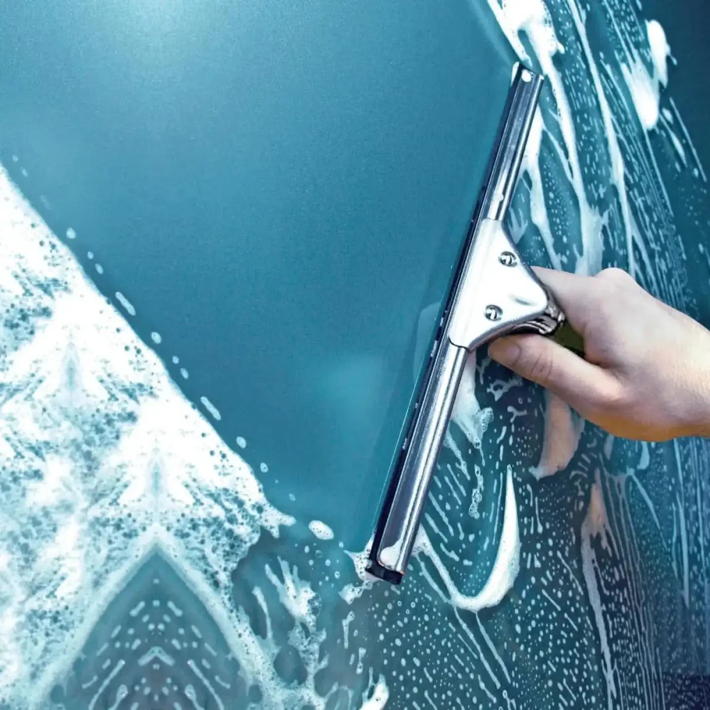 Ein chrome-finish ungter s wischer weich se mit robustem griff zum abwischen von seifigem wasser auf glasoberflächen