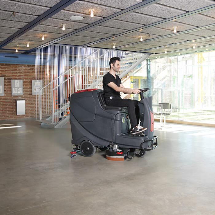 Viper Große Scheuersaugmaschine AS710R Schule