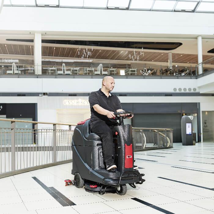 Viper Micro-Aufsitz-Scheuersaugmaschine AS530R Einkaufszentrum