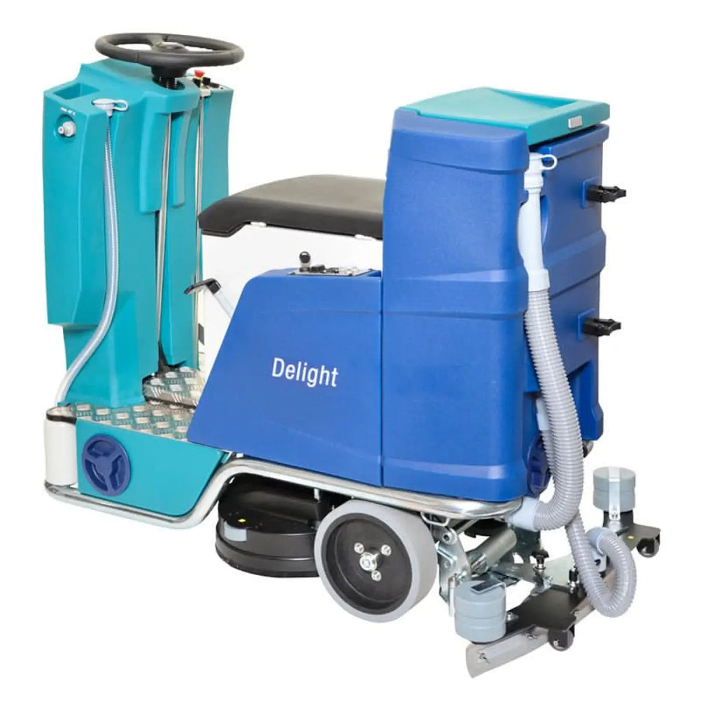 Wetrok drivematic delight dosing scheuersaugmaschine in blau und türkis mit lenkrad, sitz und angeschlossenen schläuchen