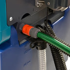 Grüner texturierter schlauch mit schwarzem und orangefarbenem anschluss an blauer wetrok duomatic endurer 75 dosing maschine