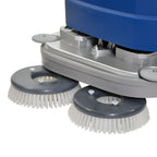 Nasse industrielle bodenreinigungsmaschine wetrok duomatic intense dosing in blau mit grauen borsten und metallteilen