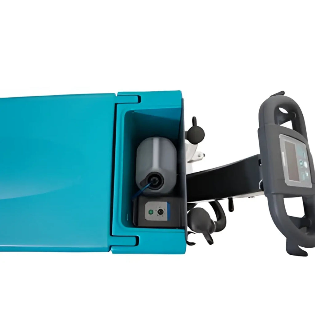 Turquoisefarbene industrielle bodenreinigungsmaschine wetrok duomatic intense dosing scheuersaugmaschine 60 mit schwarzem griff und digitaler anzeige