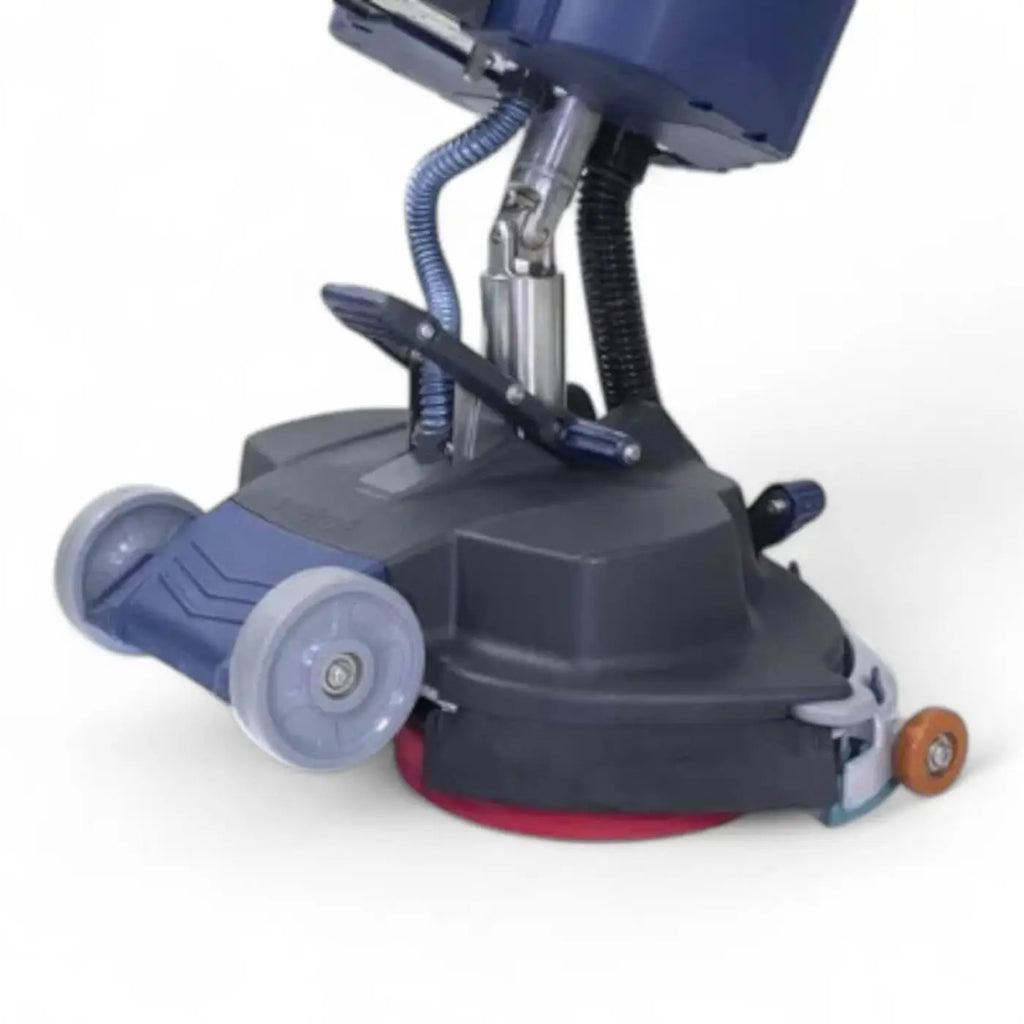 Blauer und grauer industrieller bodenpolierer wetrok spin befree mit rotem rundpad, metallischen gelenken und flexiblen schläuchen