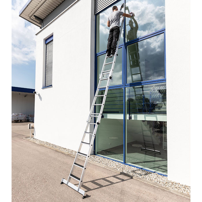 Günzburger Steigtechnik Glasreiniger-Stufenleiter Spitzleiter R13 Beispielanwendung Glasreinigung