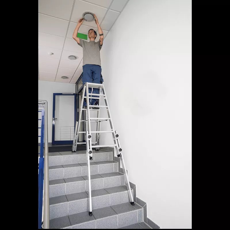MUNK Stufen-Stehleiter treppengängig Anwendungsbeispiel